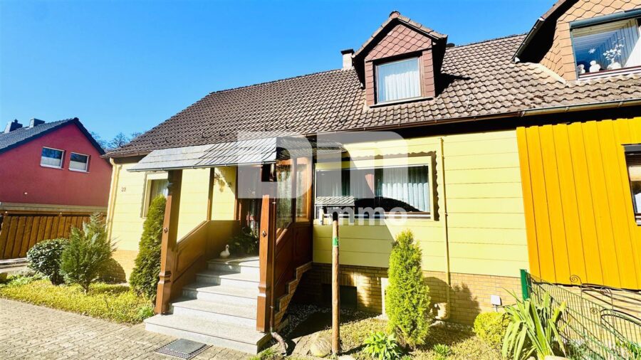 Modernisierte DHH mit Doppelgarage und 2x Carport in Traumlage inkl. Bachlauf - Frontansicht